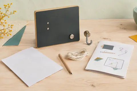 Kit de lévitation magnétique avec tableau, crochet, crayon, ficelle et papier sur un fond clair