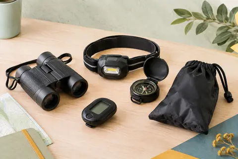 Jumelles, lampe frontale, boussole, podomètre et sac du coffret de randonnée nature