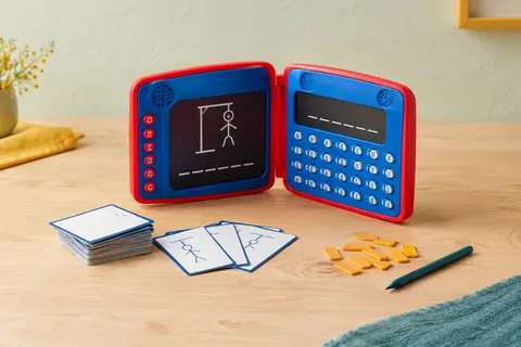 Jeu électronique du pendu Lexibook bleu et rouge posé sur une table en bois clair