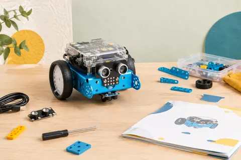 Robot mBot2 à châssis métallique avec roues, capteurs et matrice lumineuse sur fond clair